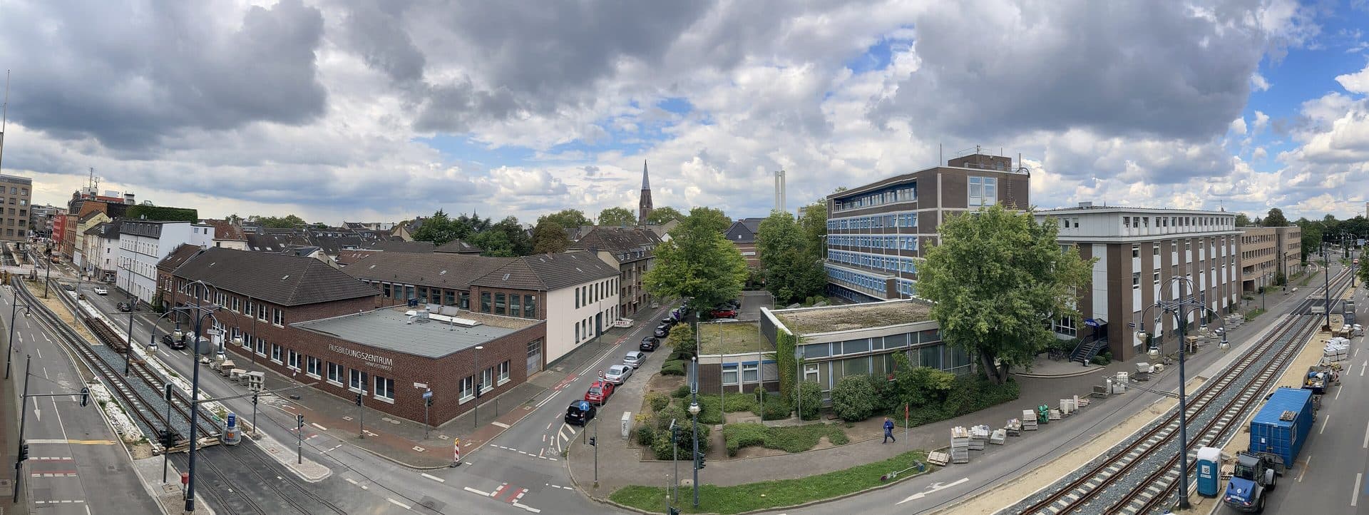 Blick über Krefeld mit der Dionysiuskirche und dem Bahnhofsvorplatz