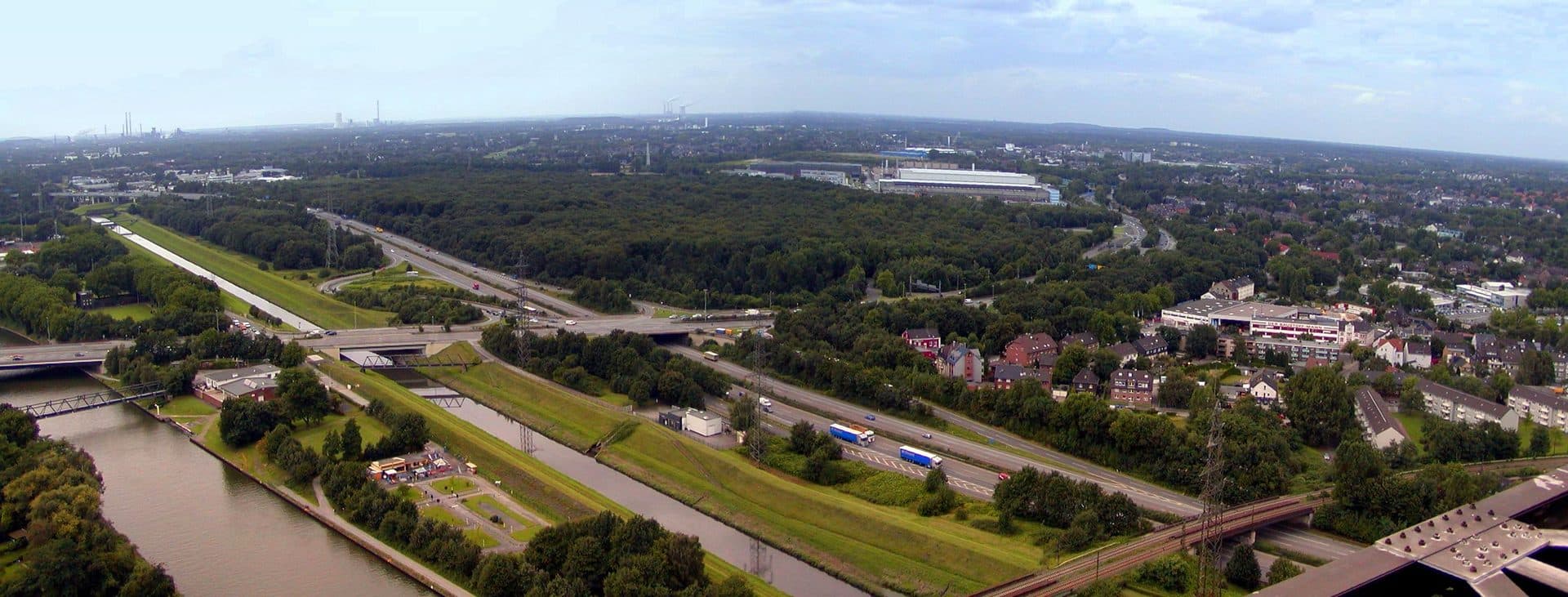 Blick über den Rhein-Herne-Kanal bei Oberhausen mit der Autobahn A40