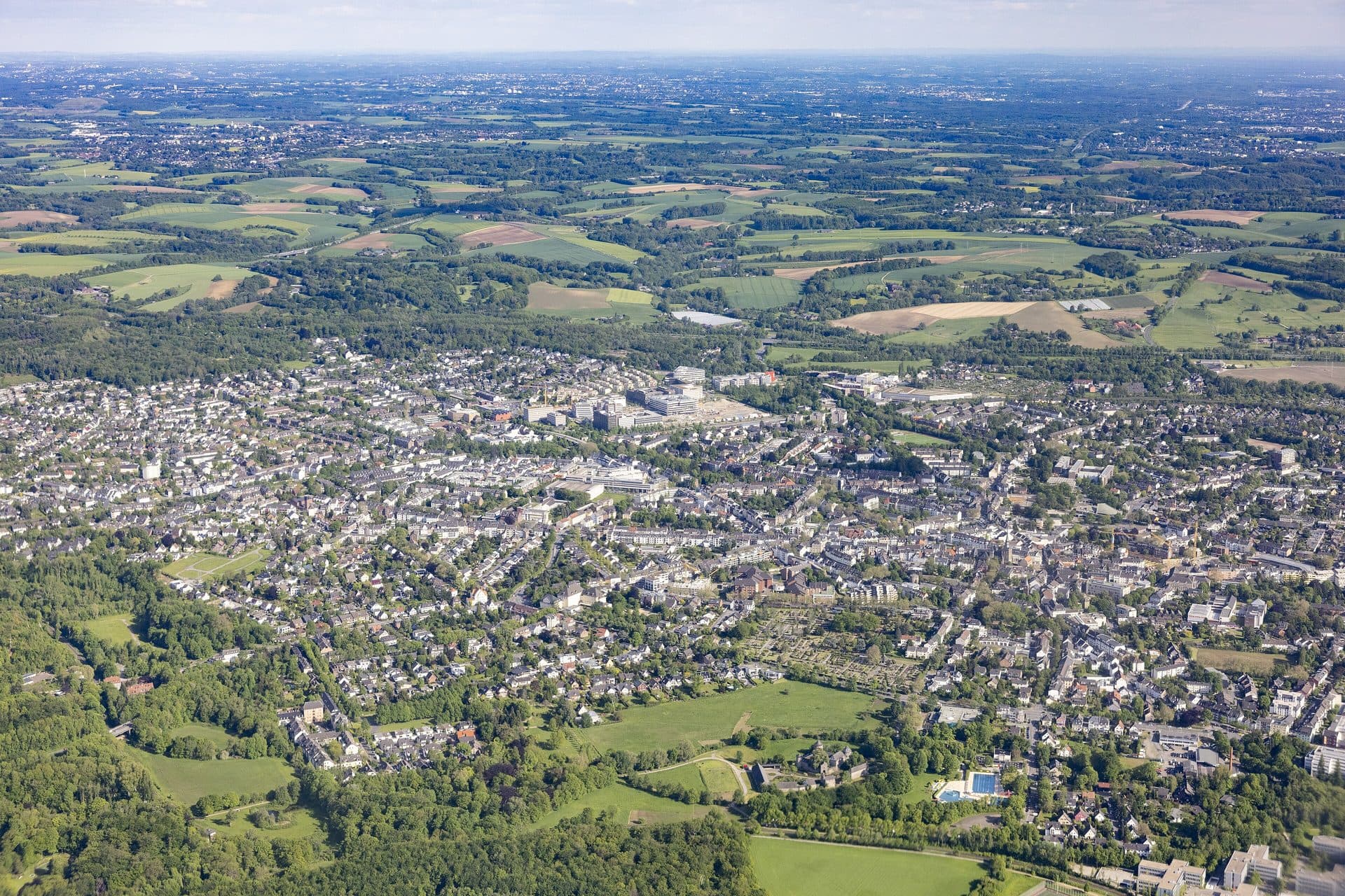 Luftbild über Ratingen mit der Stadtmitte und dem Grünen derbeckhauser Ebene