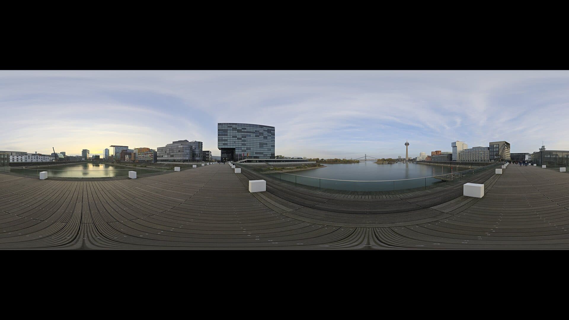 Panorama vom Düsseldorfer Hafen mit Rheinturm