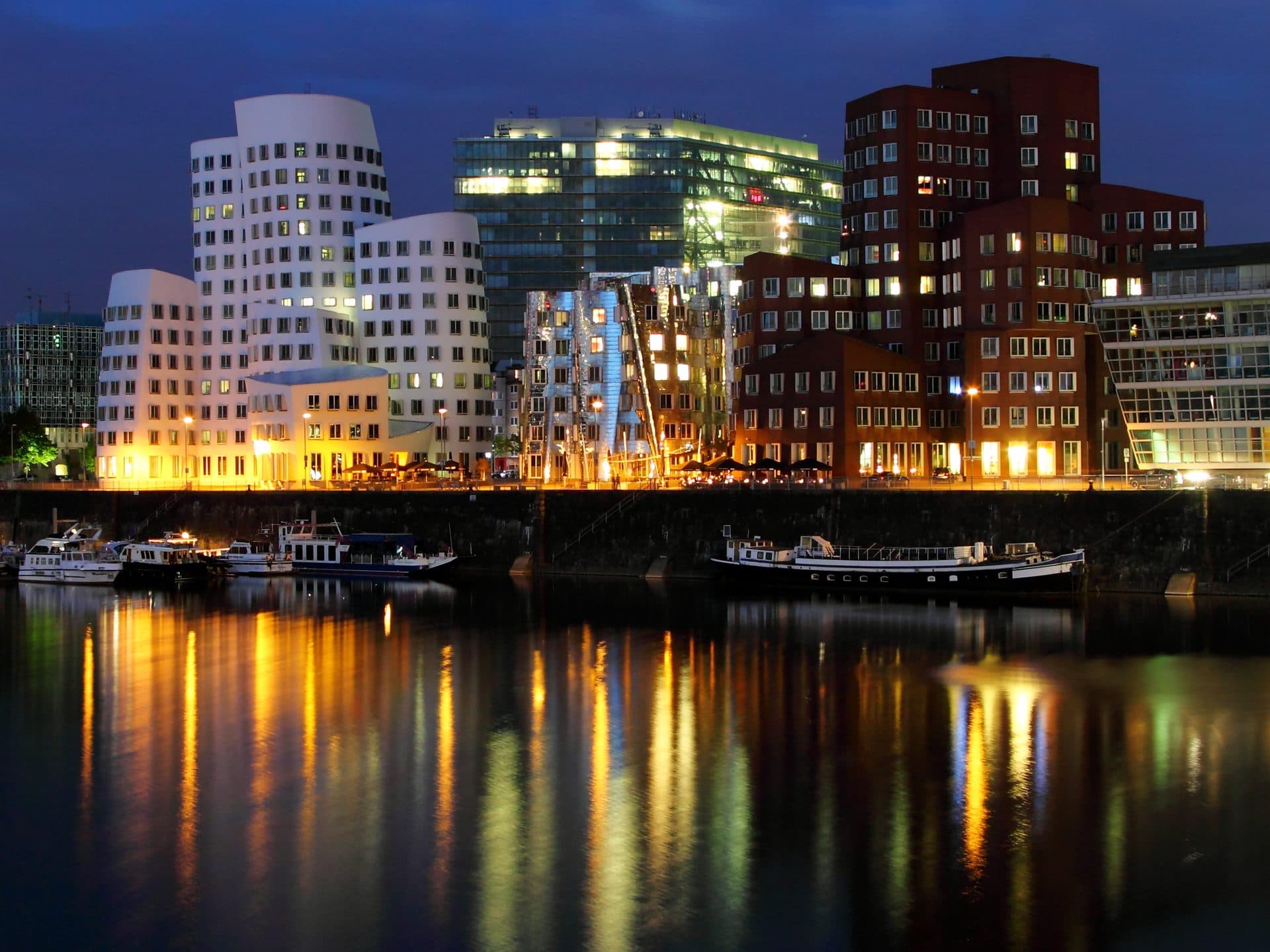 Duisburger Hafen bei Nacht mit dem Containerhafen und Binnenschiffen