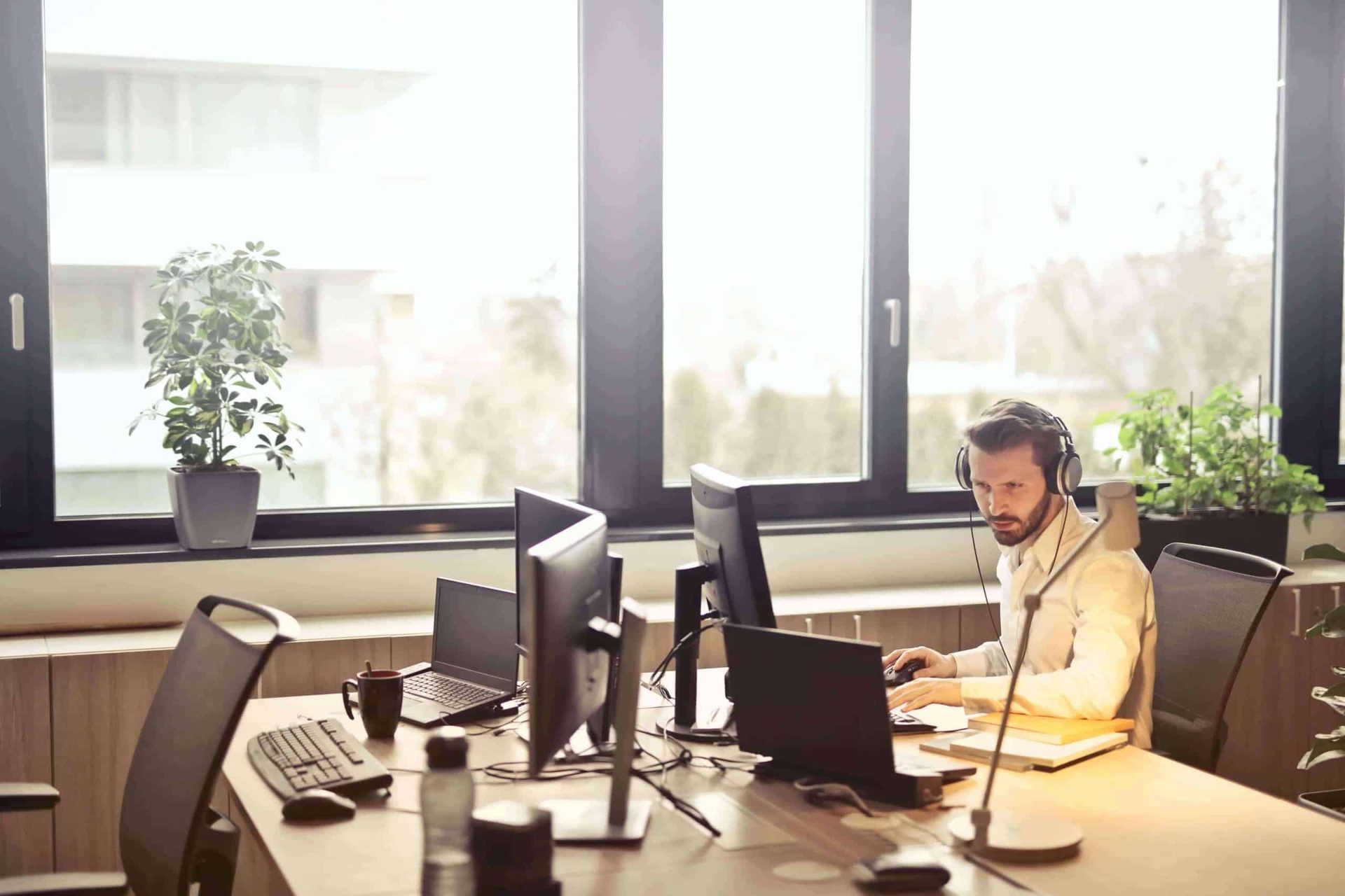 Mitarbeiterin am Schreibtisch im Büro